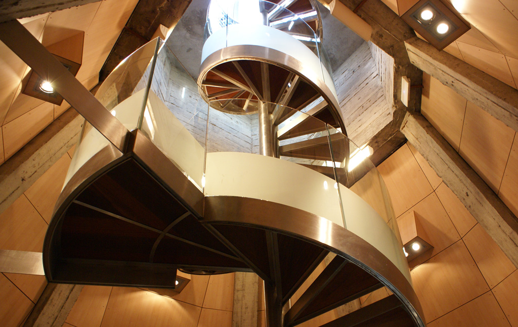 CONTROL GLASS REALIZA UNA ESPECTACULAR ESCALERA EN PARIS